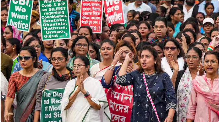 সামনের সারিতে মুখ্যমন্ত্রী মমতা বন্দ্যোপাধ্যায় অসংখ্য প্ল্যাকার্ডসহ একটি মিছিলে দেখা যায়